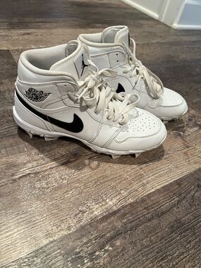 Nike Air Jordan 1 mid Youth cleat for Baseball/Football